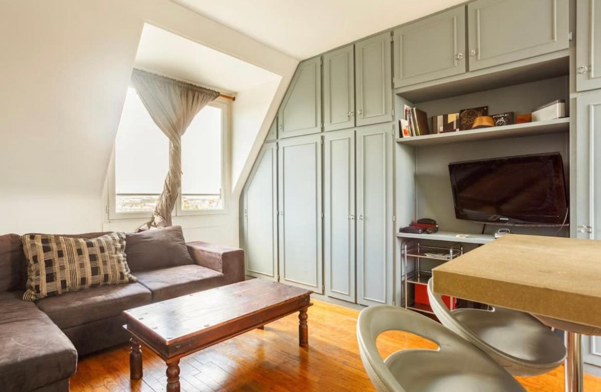 Beautiful Apartment With A View Of Eiffel Tower In Center Paris Exterior foto