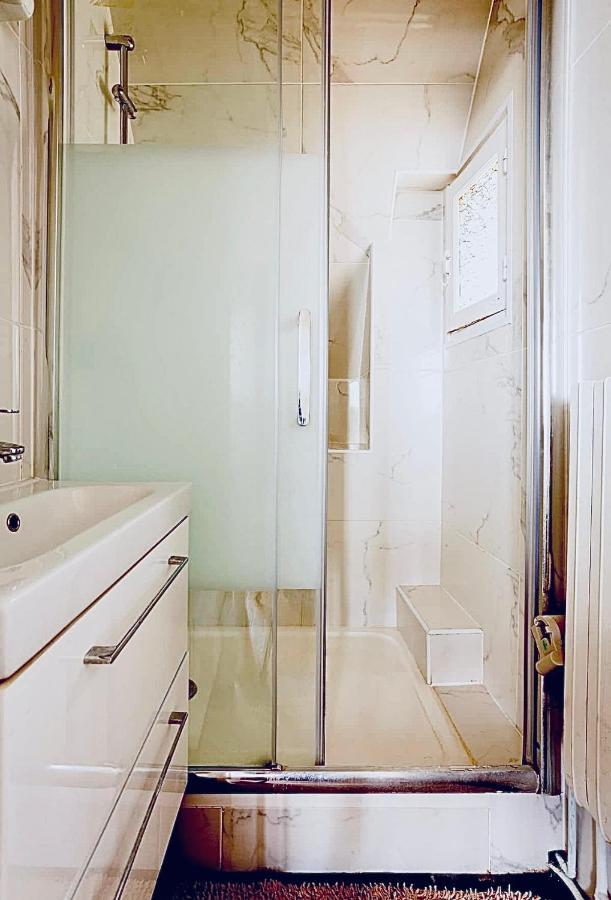 Beautiful Apartment With A View Of Eiffel Tower In Center Paris Exterior foto